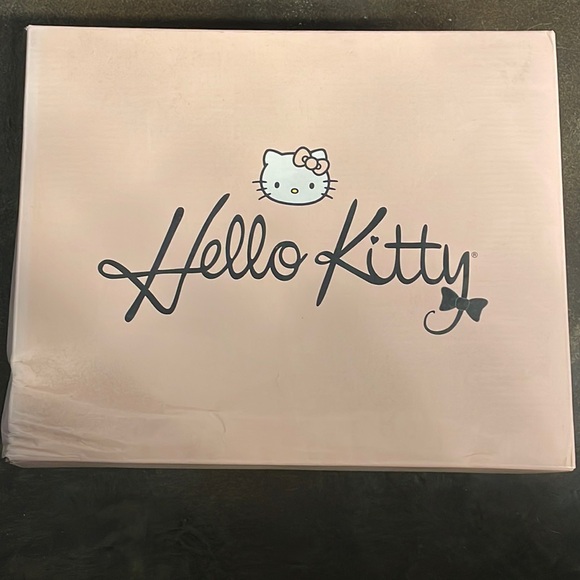 Official Sanrio hello kitty boots NEW SO CUTE!! Collectors item - Picture 2 of 8